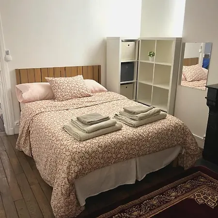 Avec Balcon Pres Sacre Coeur Parigi