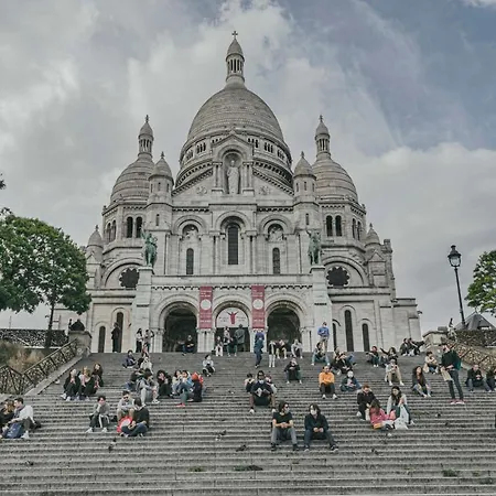 Avec Balcon Pres Sacre Coeur Parigi
